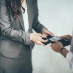 【フリーランスも覚えておきたいビジネスマナー】名刺の渡し方