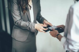 【フリーランスも覚えておきたいビジネスマナー】名刺の渡し方